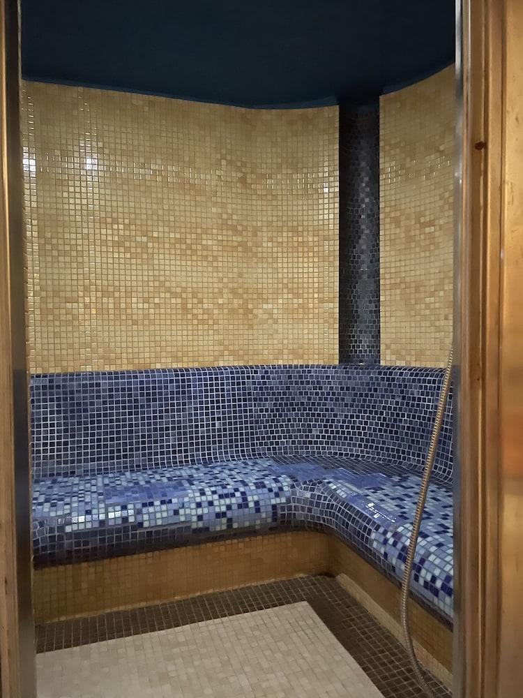 Opera Hotel 3*