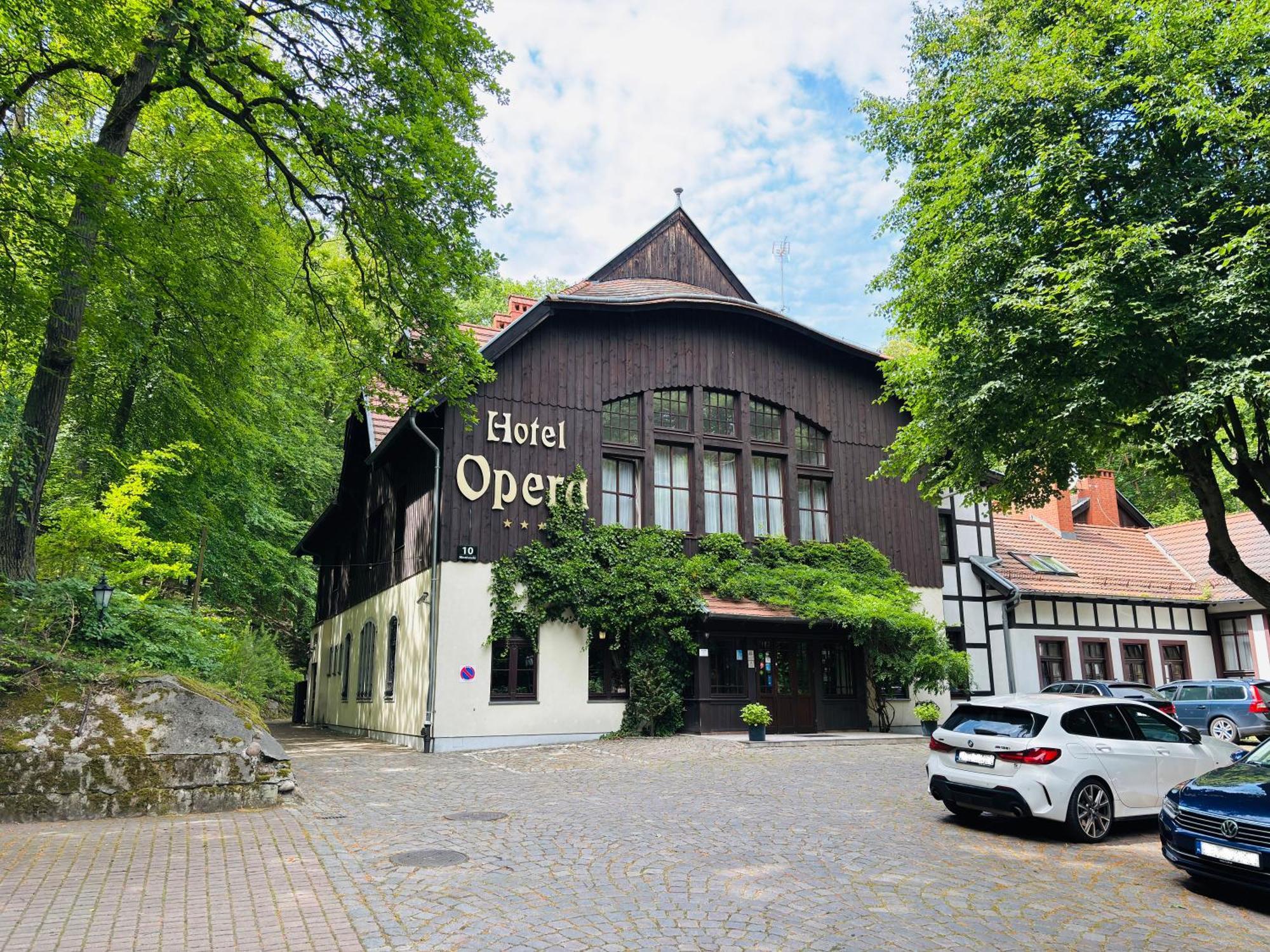 Готель Opera